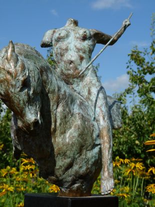 Heroique-moedig is een bronzen beeld van een strijdster te paard | bronzen beelden en tuinbeelden, figurative bronze sculptures van Jeanette Jansen |